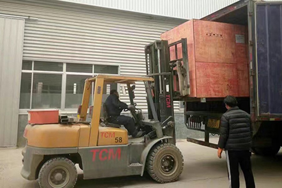 Two containers woodworking sawing machine delivering to OMAN