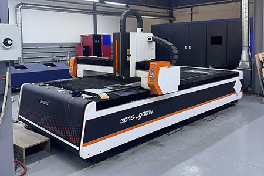 3 KW fiber laser cutting machine finished the installation commissioning and training in DIP, Dubai 